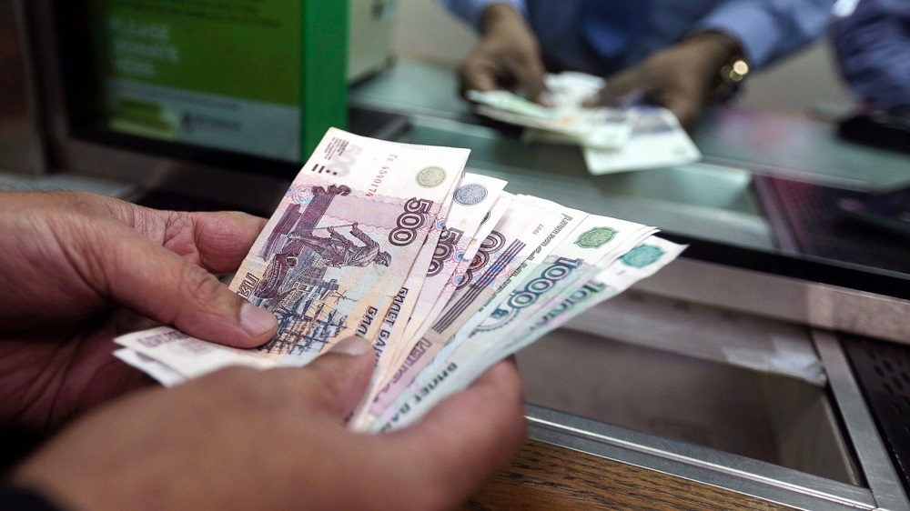 Rubla ruse shenoi nivelin me te ulet ne 11 muaj kundrejt dollarit dhe euros